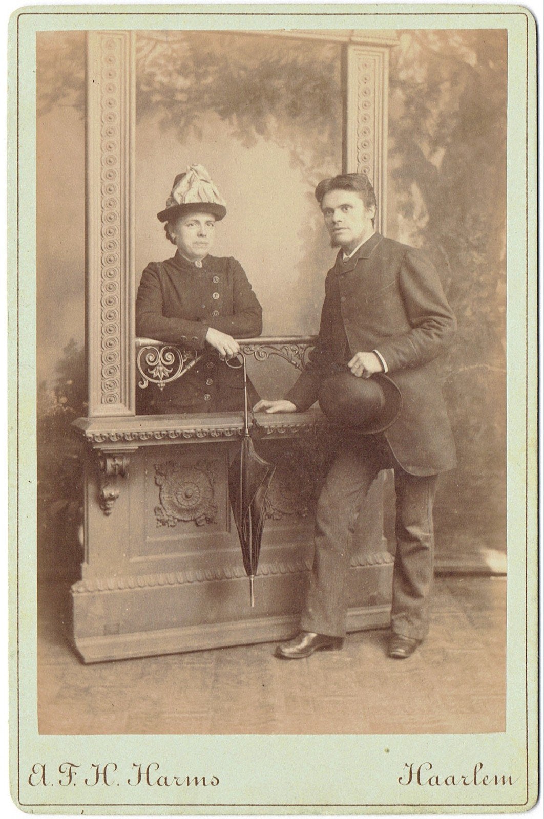 Kabinetfoto 1885 Heer en Dame bij Venster, Harms te Haarlem, Ophalen of Verzenden, Voor 1940, Gebruikt, Foto