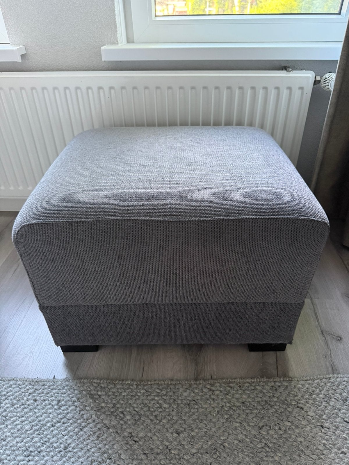 Antraciet Grijze Poef - Comfortabel en Stijlvol, Ophalen, 50 tot 75 cm, Zo goed als nieuw, Stof