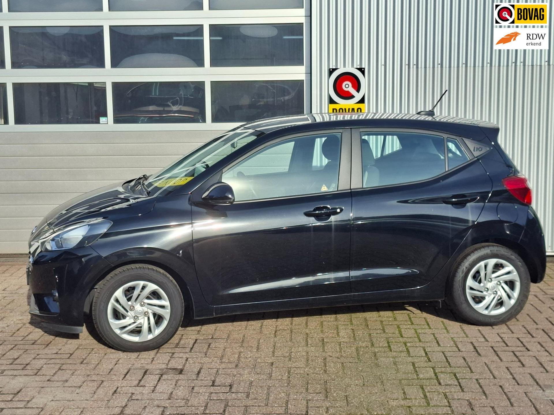 Hyundai I10 1.0 Comfort Airco Lane Asist Car play, Auto's, Gebruikt, 899 kg, 4 stoelen, Zwart