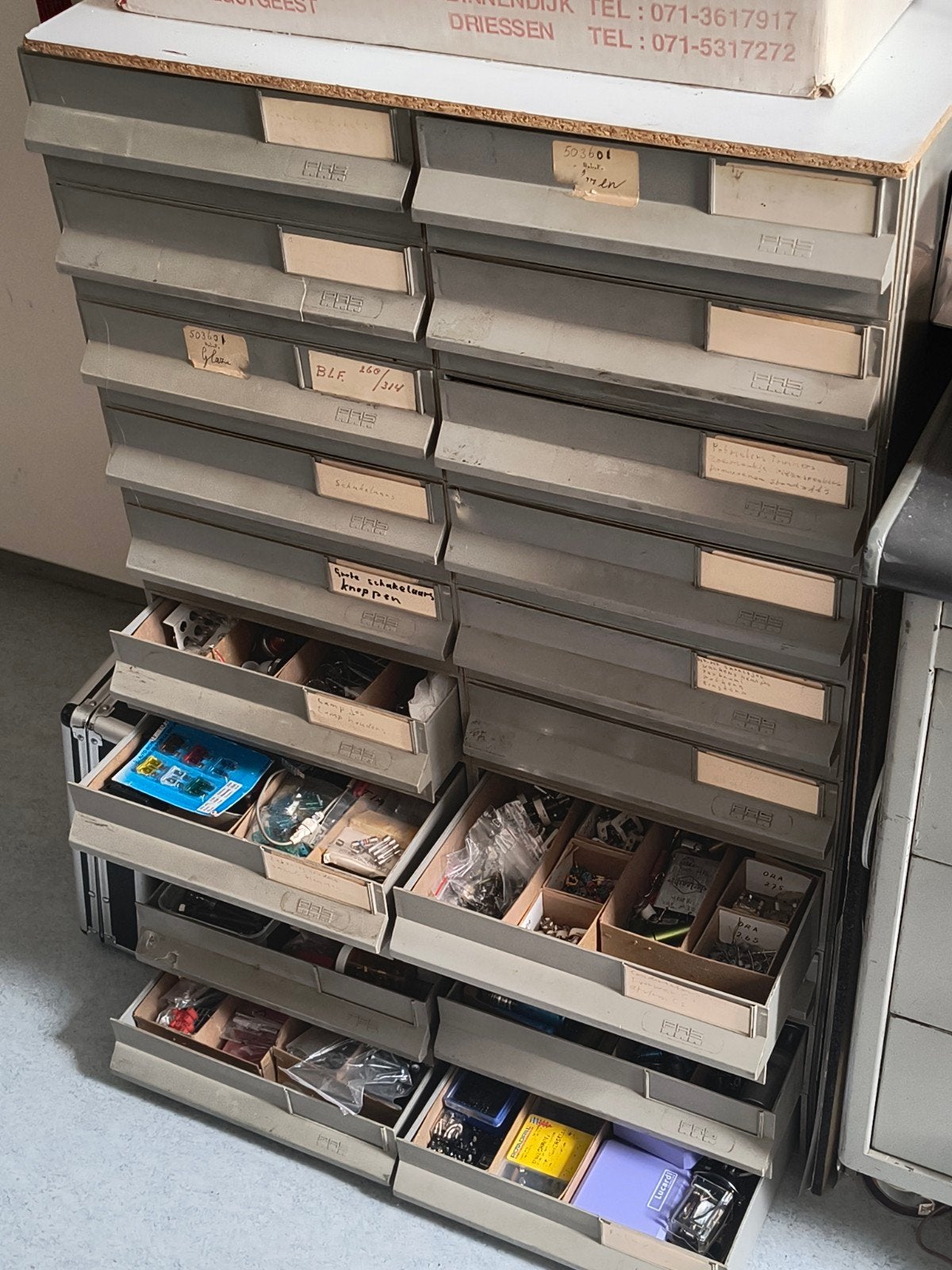 Kast vol elektronica, Ophalen