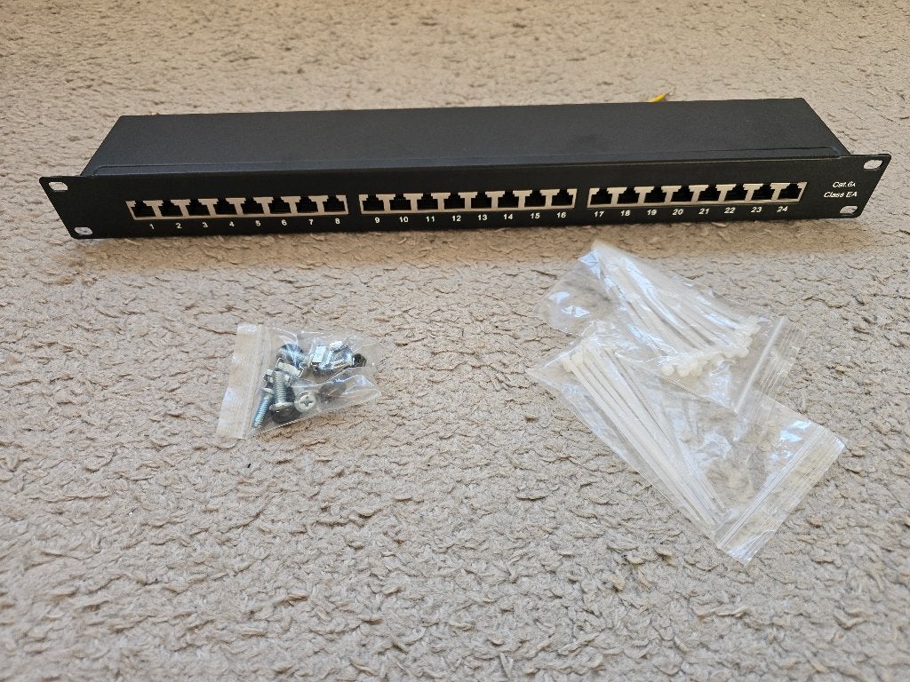 Patchpaneel cat 6a 24 poorten RJ45 19 inch ongebruikt, Ophalen of Verzenden, Nieuw