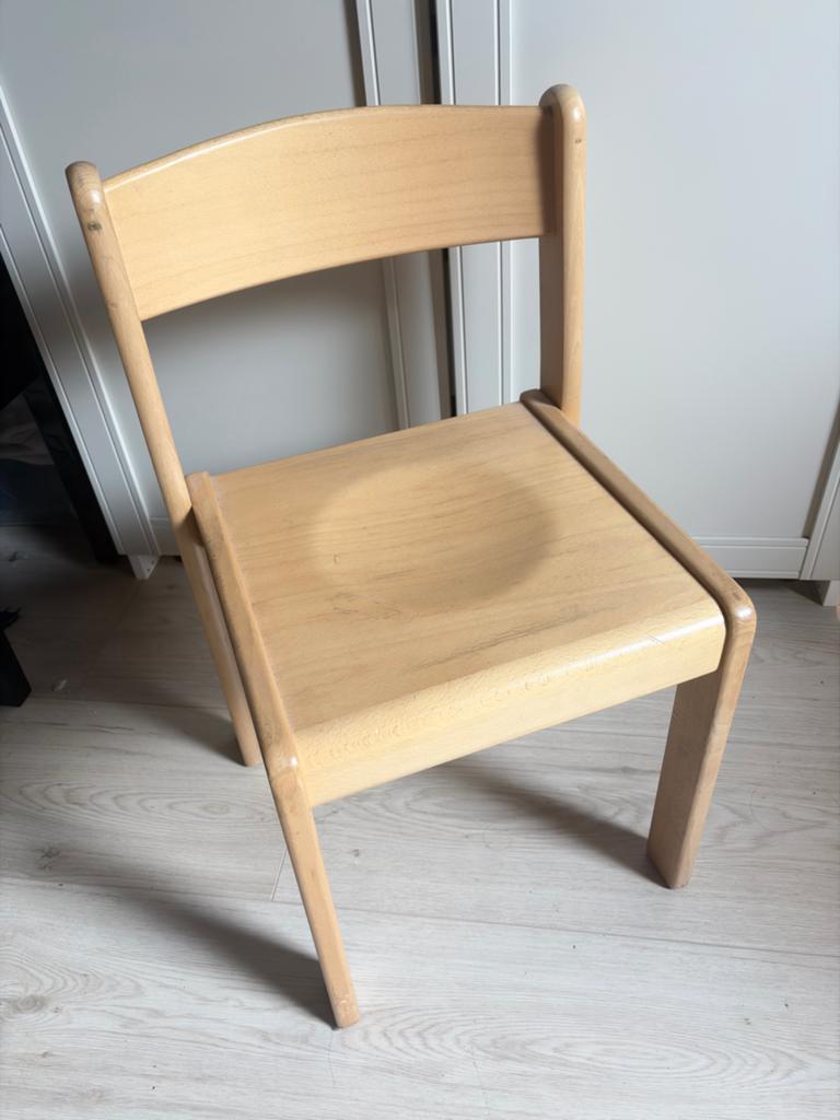 Antroposofisch kleuter schoolstoeltje van hout, Huis en Inrichting, Stoelen, Gebruikt, Twee, Ophalen of Verzenden, Hout