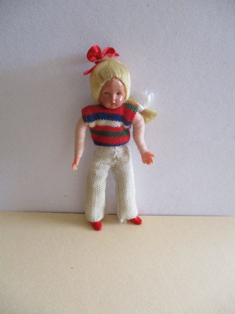 poppenhuis popje meisje Caco, Verzamelen, Poppenhuizen en Toebehoren, Ophalen of Verzenden, Gebruikt, Popje