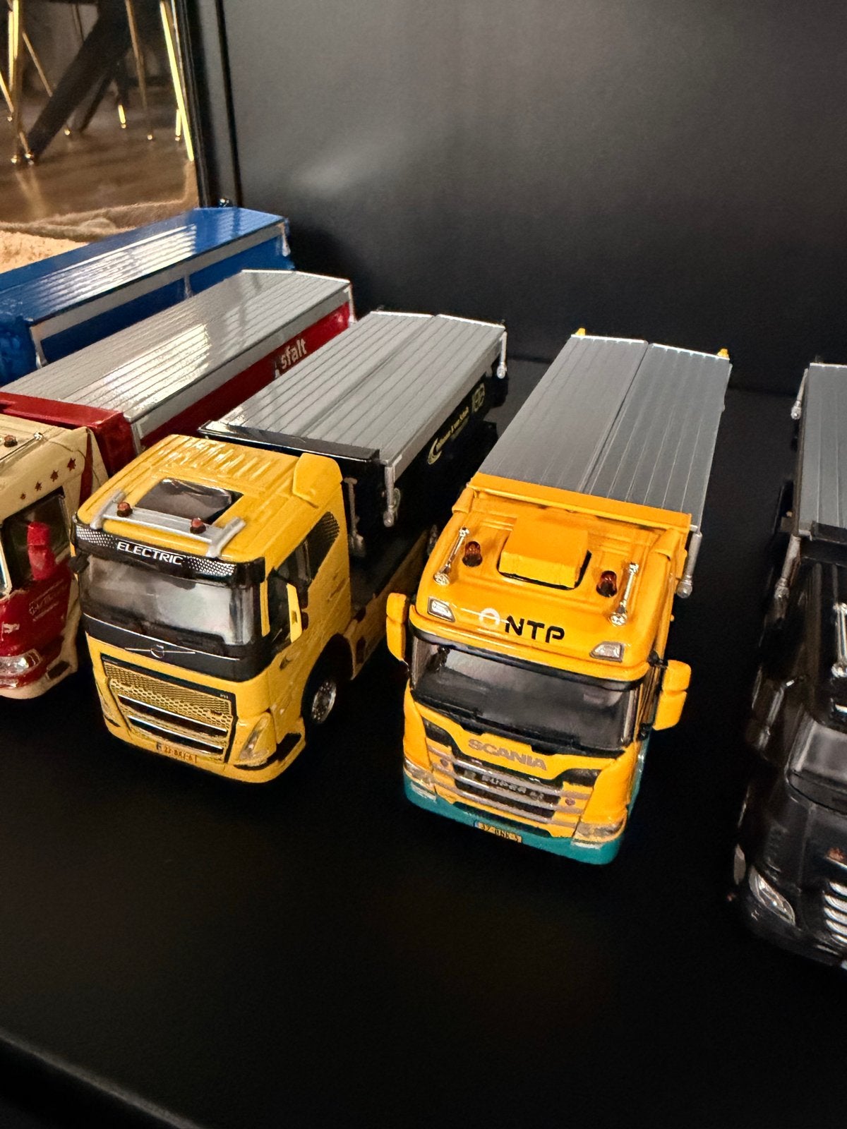 Model vrachtwagens met dieplader (Avema, NTP, Boskalis), 1:32 tot 1:50, Zo goed als nieuw, Truck, Ophalen
