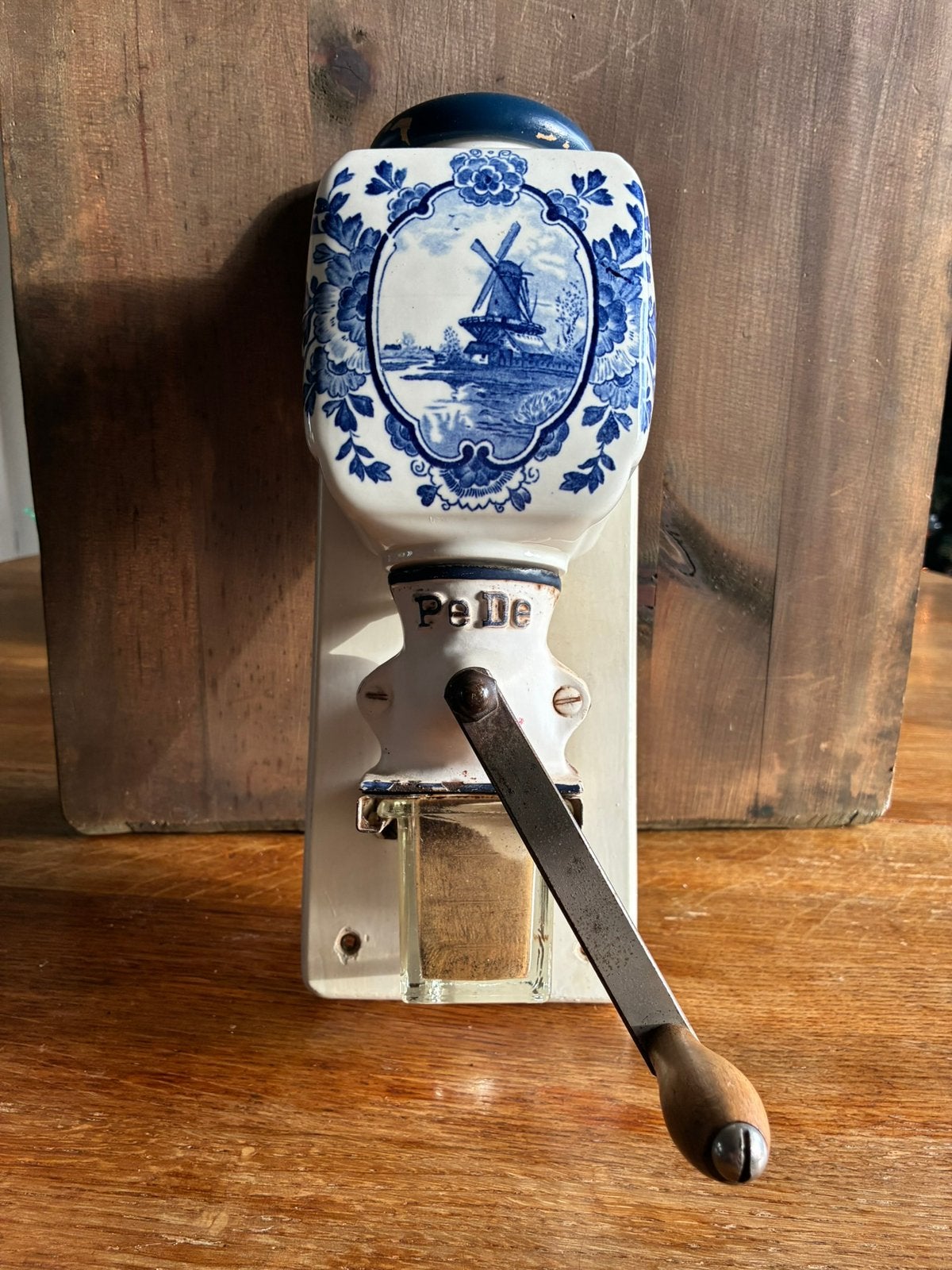 Antieke PeDe koffiemolen met delfts blauw motief., Ophalen of Verzenden