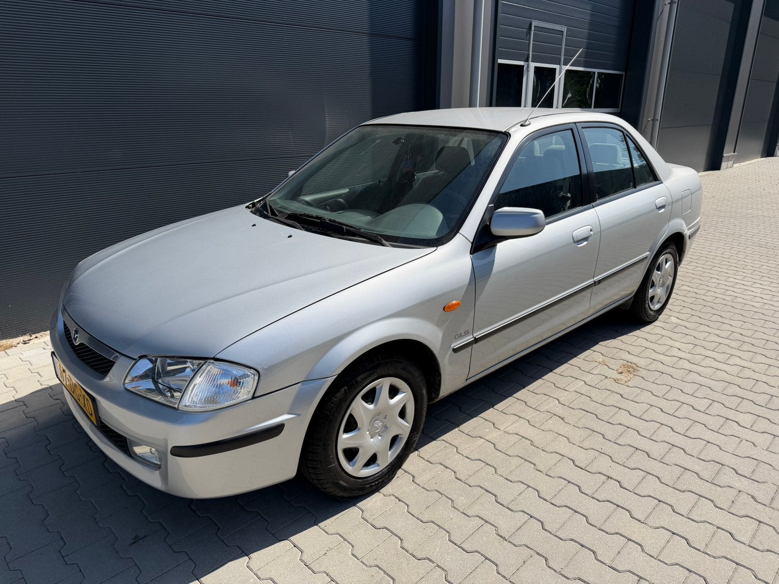 Mazda 323 1.5i  GLX 1999 1e eigenaar Youngtimer! Nieuwstaat, Dealer onderhouden, 4 cilinders, 400 kg, Metallic lak