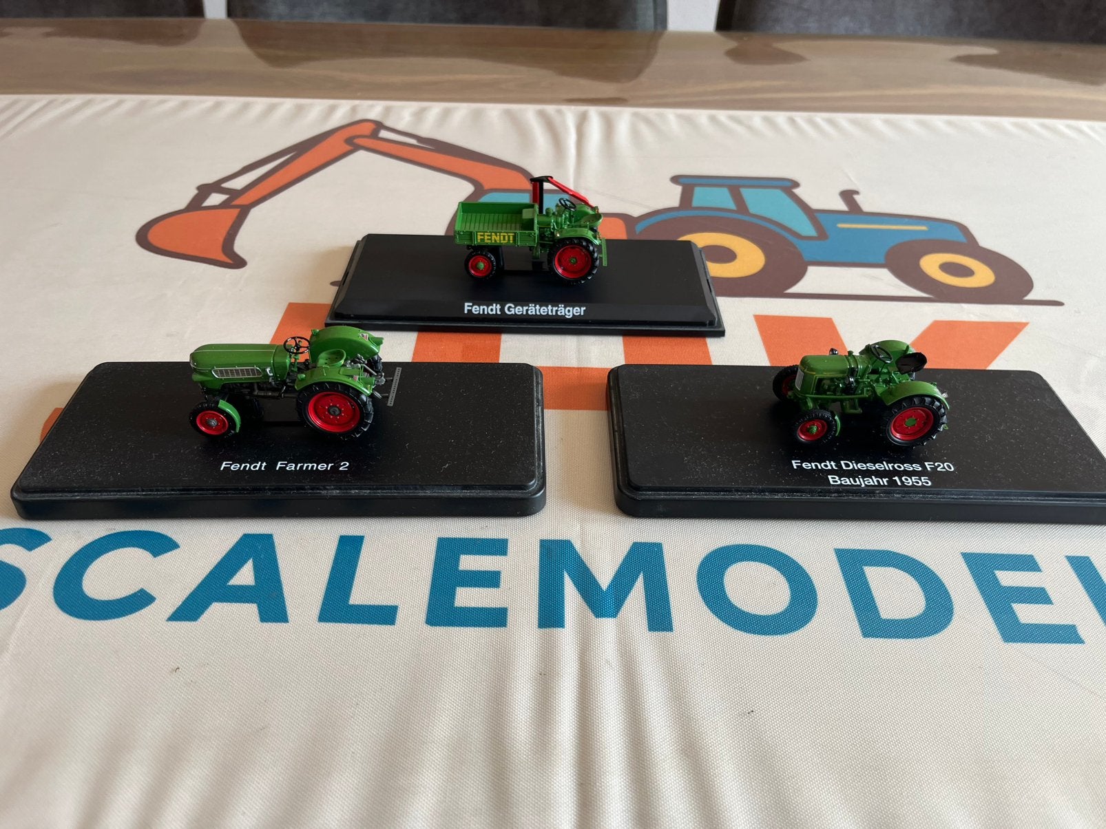 Trio Fendt tractors Schuco Dieselross Farmer 2 werktuigen, Ophalen of Verzenden, Nieuw, Tractor of Landbouw, Schuco