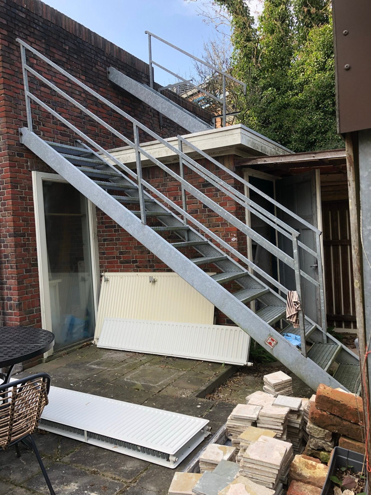 Stevige metalen buitentrap met leuning, Doe-het-zelf en Verbouw, Ladders en Trappen, Ophalen, Gebruikt, Trap, 2 tot 4 meter