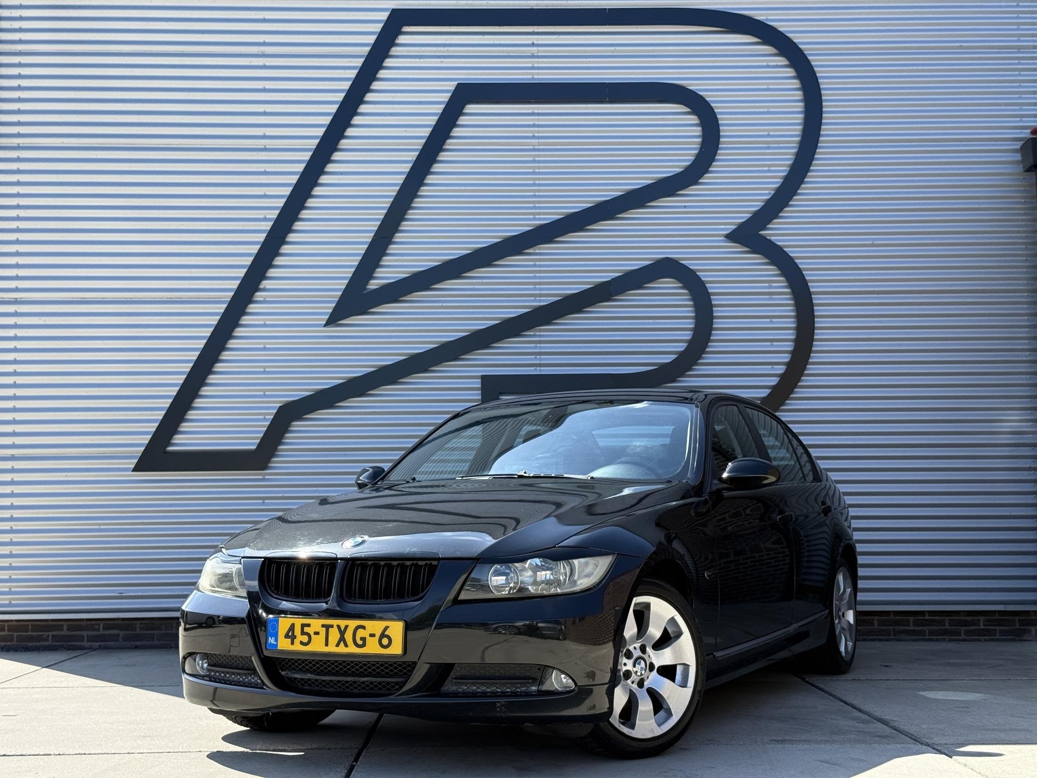 BMW 3-serie 318i Carplay|Clima|LM Velgen|APK tot 01-2027, Zwart, Handgeschakeld, 1335 kg, Sedan