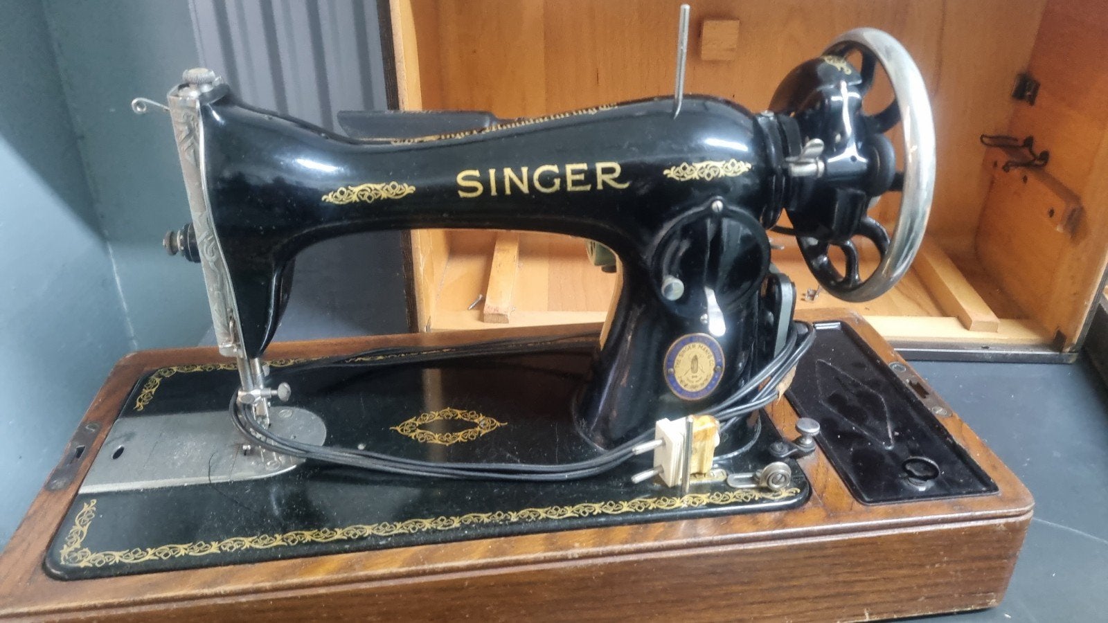Vintage Singer Naaimachine met Handleiding en Accessoires, Ophalen