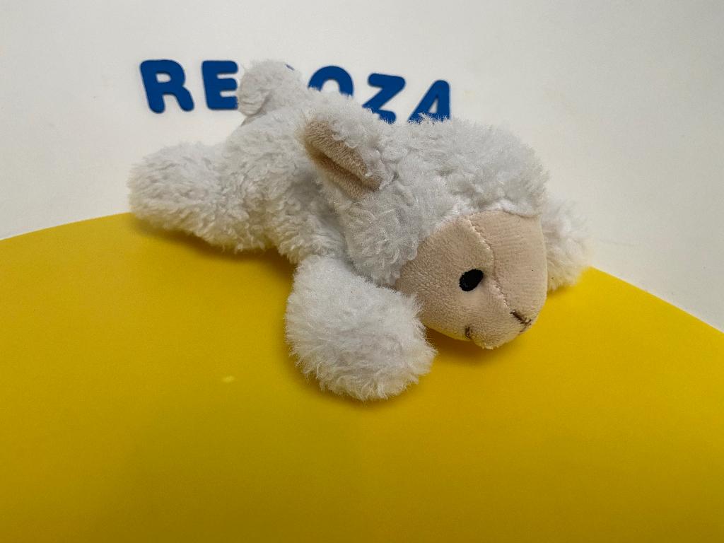 234 PIA holland schaap schaapje wit liggend, Ophalen of Verzenden, Zo goed als nieuw, Overige typen