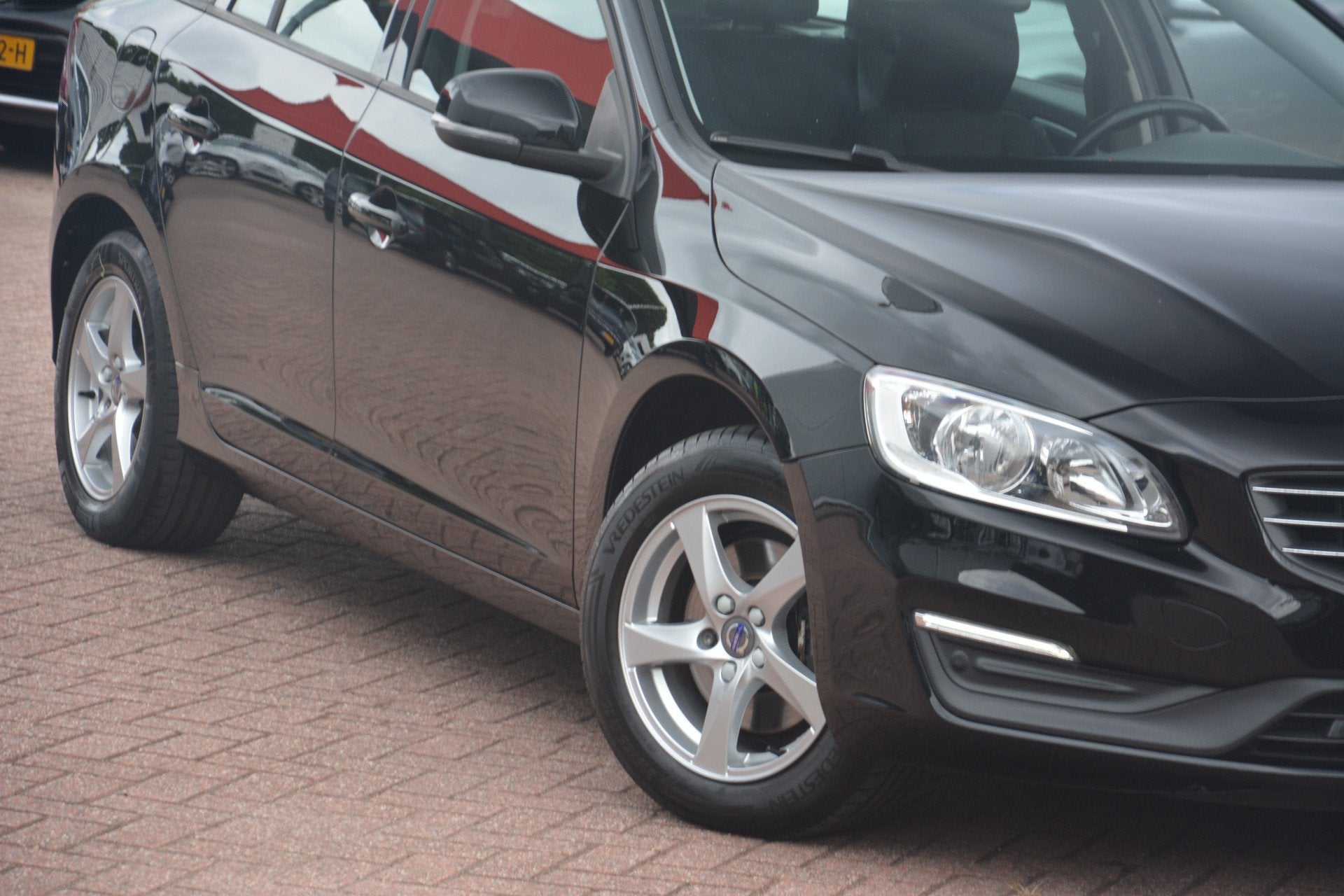 Volvo V60 2.0 T4 Momentum | Navigatie | Clima | PDC | BLIS |, Auto's, Gebruikt, Euro 6, 1969 cc, Zwart
