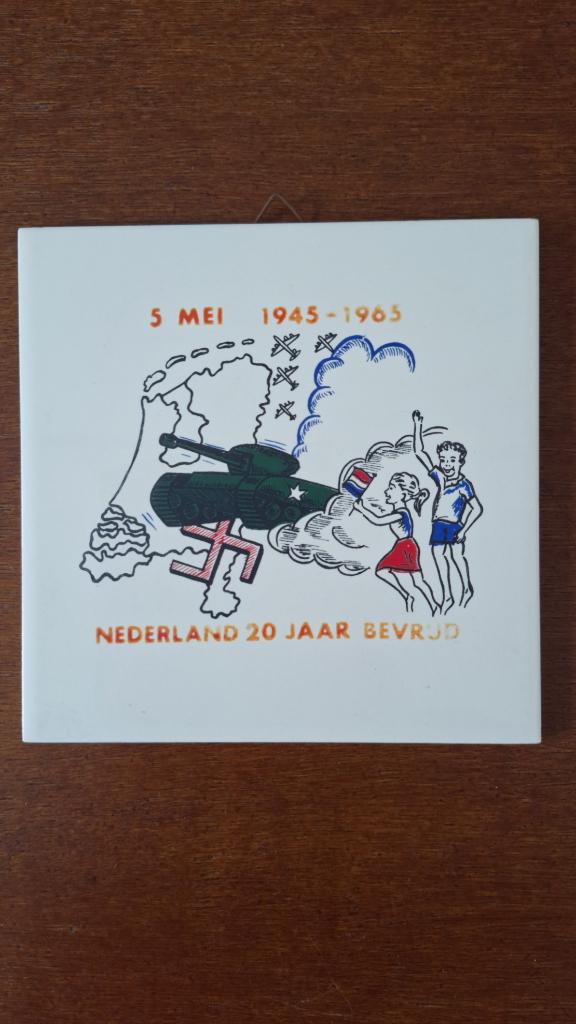 Herdenkingstegel - 20 Jaar bevrijding - 5 mei 1965, Antiek en Kunst, Ophalen of Verzenden