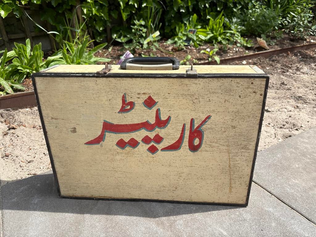 Vintage Pakistaanse timmermanskoffer met Urdu tekst, Huis en Inrichting, Ophalen of Verzenden, Zo goed als nieuw, 50 tot 100 cm