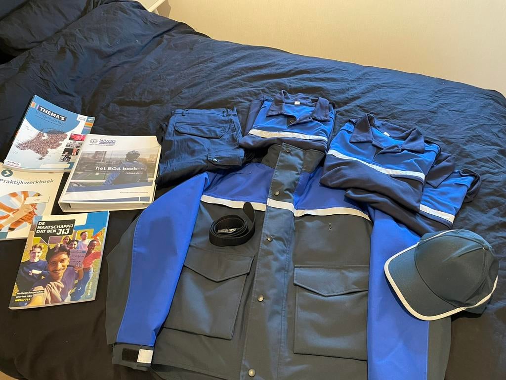 HTV opleiding compleet pakket kleding en boeken, Ophalen, Zo goed als nieuw, Maat 48/50 (M)