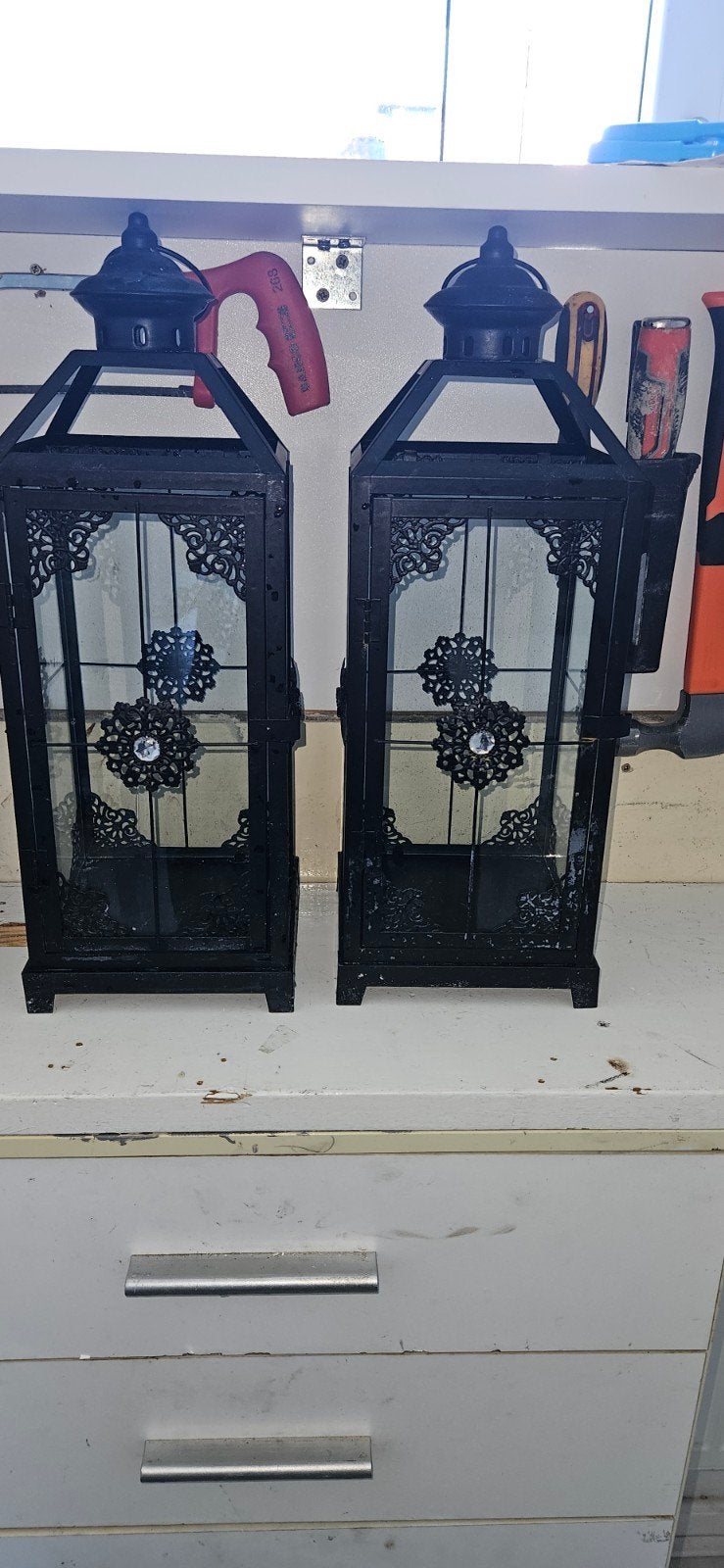 2 buiten kaarsenhouders / lantaarns - 1 glasplaatje gebroken, Ophalen, Gebruikt, Lantaarn, 45 cm
