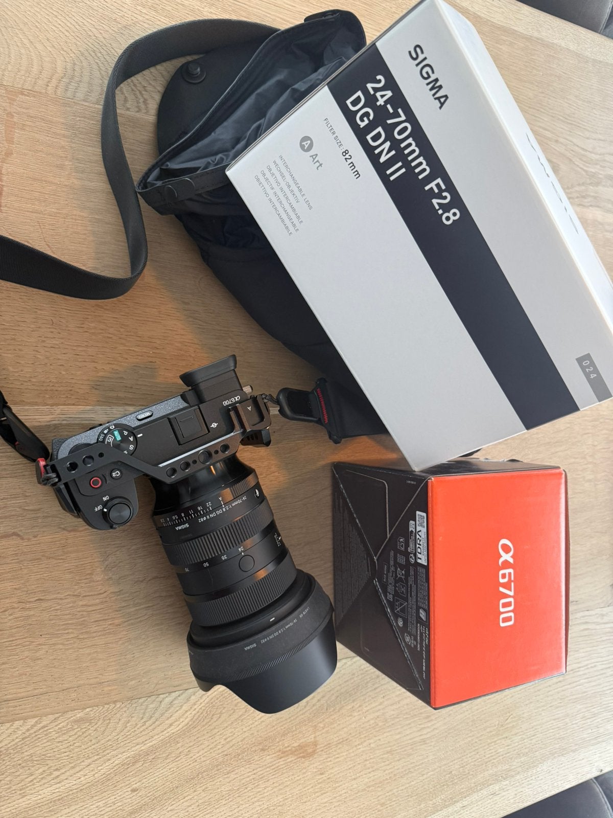 Sony A6700 + Sigma 24-70mm F2.8 DG DN II – Nwst – Garantie, Bluetooth, Ophalen of Verzenden, Zo goed als nieuw, Lensdop