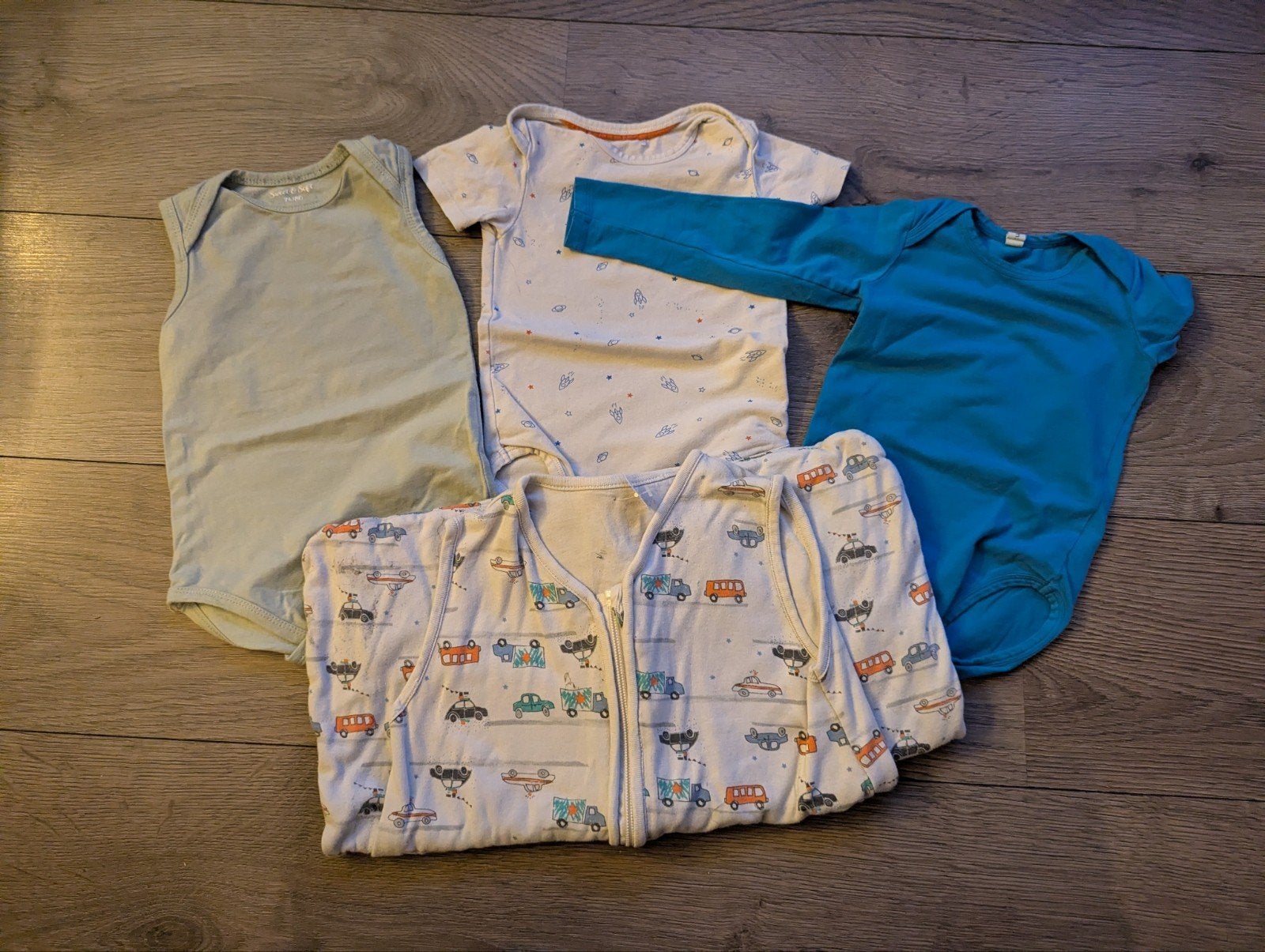 Gratis 3 rompers en slaapzak maat 74/80, Kinderen en Baby's, Ophalen of Verzenden, Gebruikt, Diverse merken, Jongetje