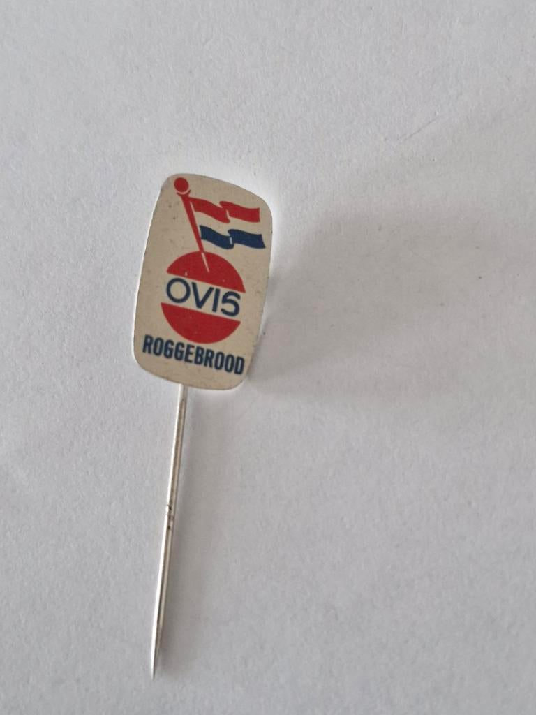 423 Vintage OVIS Roggebrood Speldje met Nederlandse Vlag, Verzamelen, Ophalen of Verzenden, Gebruikt, Merk, Speldje of Pin