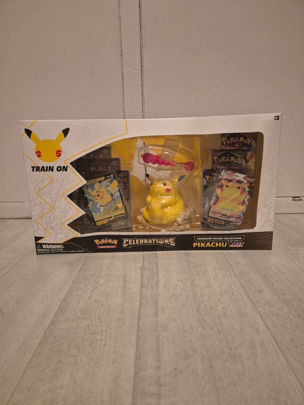 Pokemon celebrations premium figure collection pikachu, Ophalen of Verzenden, Nieuw, Foil