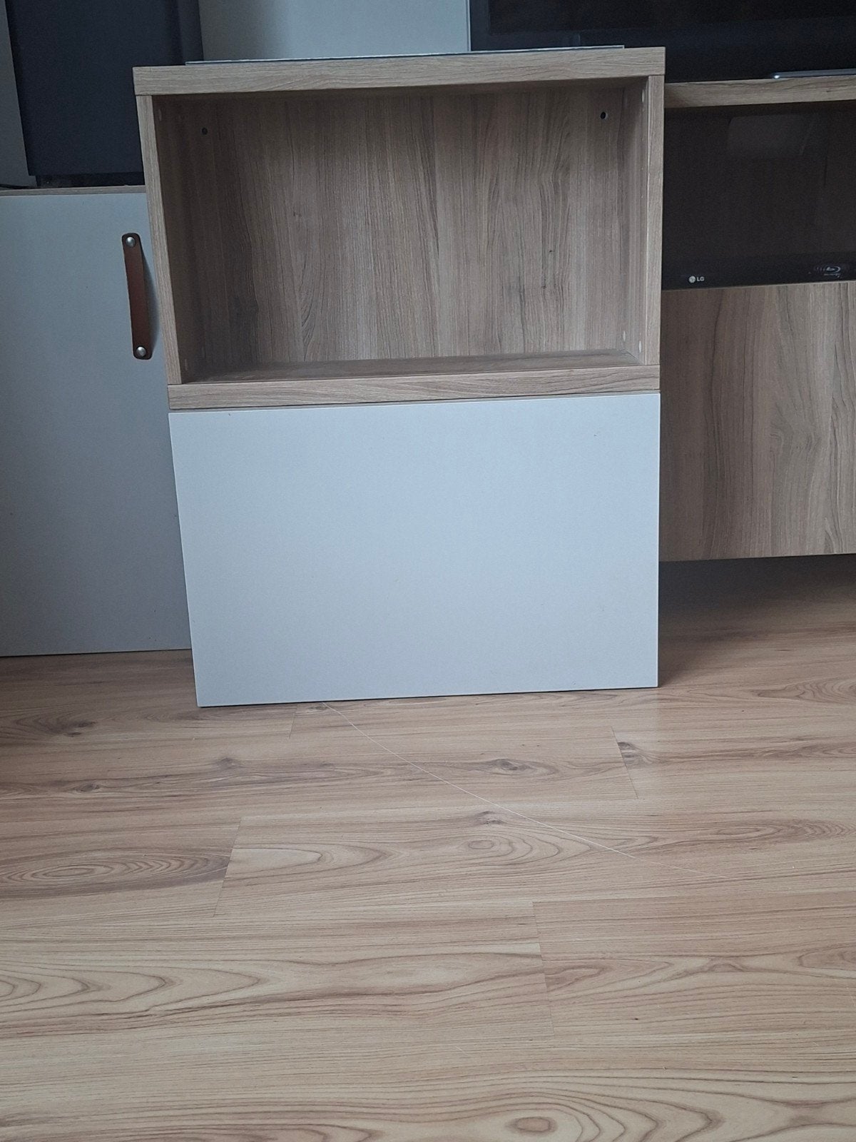GRATIS IKEA BESTA kast - Eiken met wit front, Ophalen, Gebruikt
