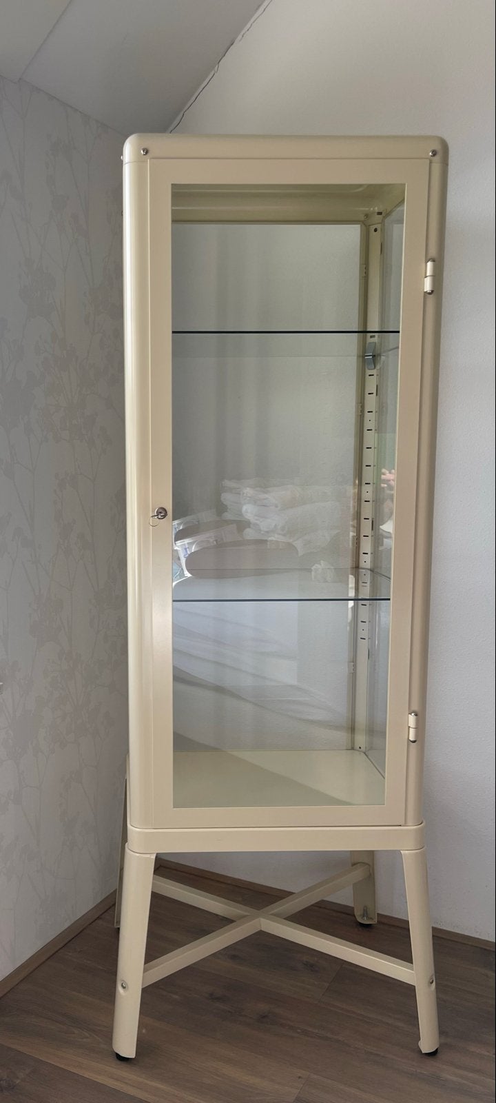 Ikea Fabrikör Vitrinekast Crème Wit in zeer goede staat, Ophalen, 50 tot 100 cm, Zo goed als nieuw, Metaal