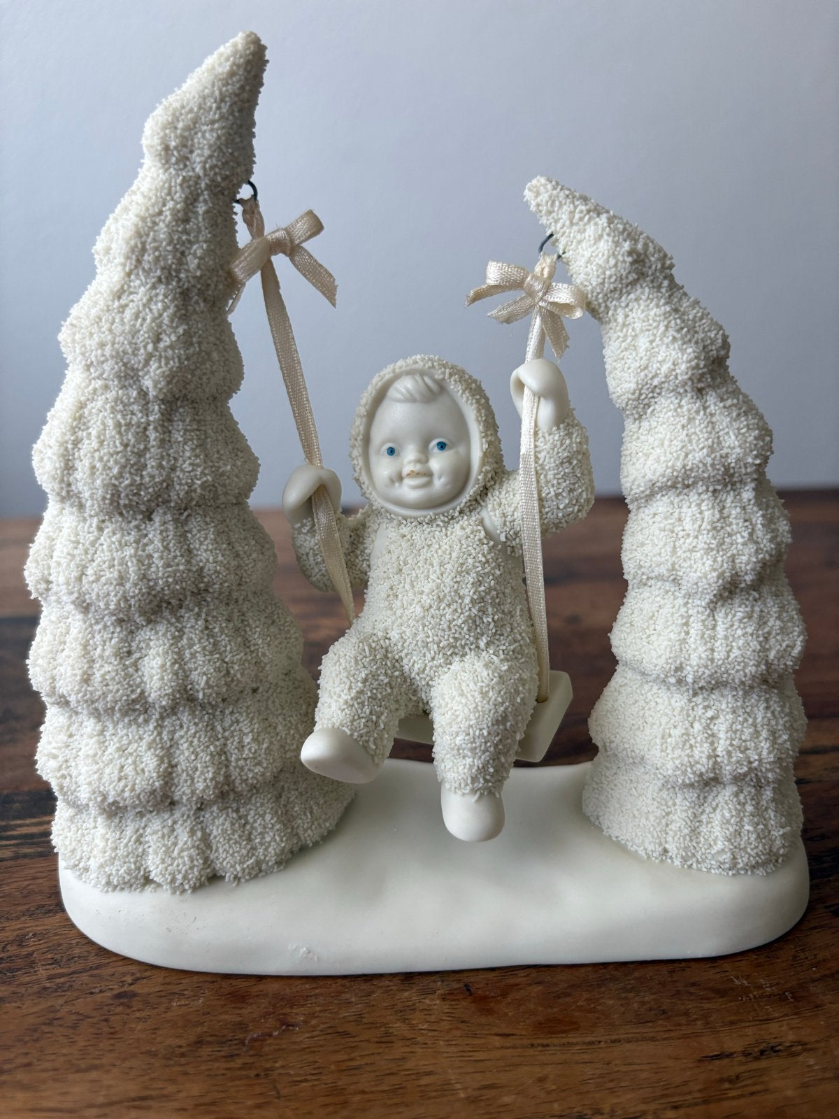 Snowbabies Goebel beeldje op schommel 16x16 cm, Ophalen, Zo goed als nieuw