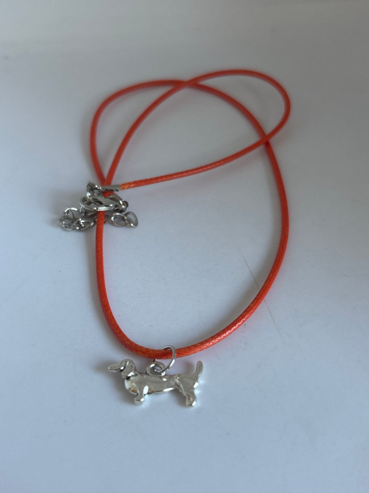 Nieuwe oranje ketting met teckel hanger, Met hanger, Kunststof, Verzenden, Nieuw