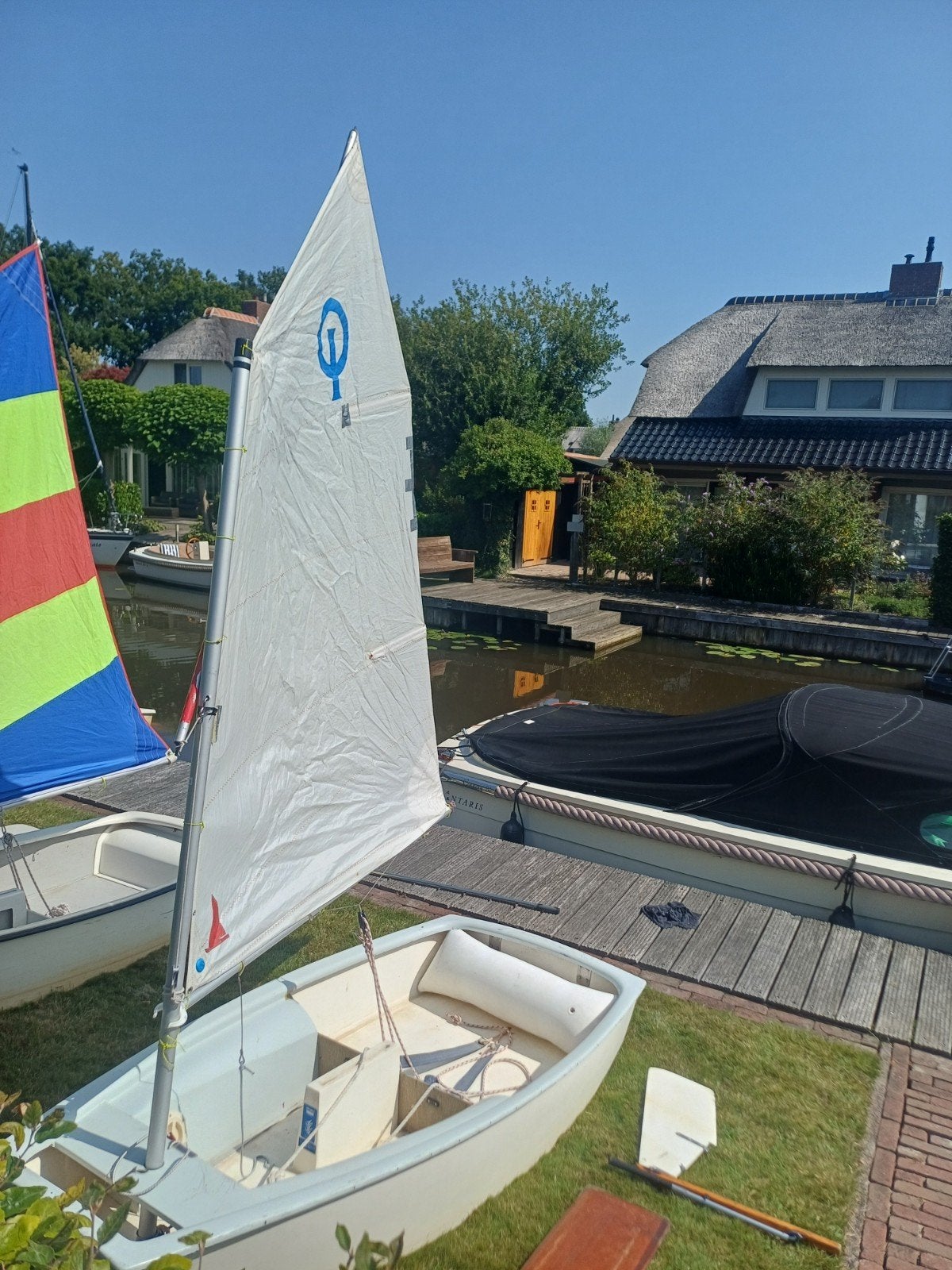 2 Optimisten: één met gekleurd zeil, één met wit zeil, Watersport en Boten, Optimist, Ophalen