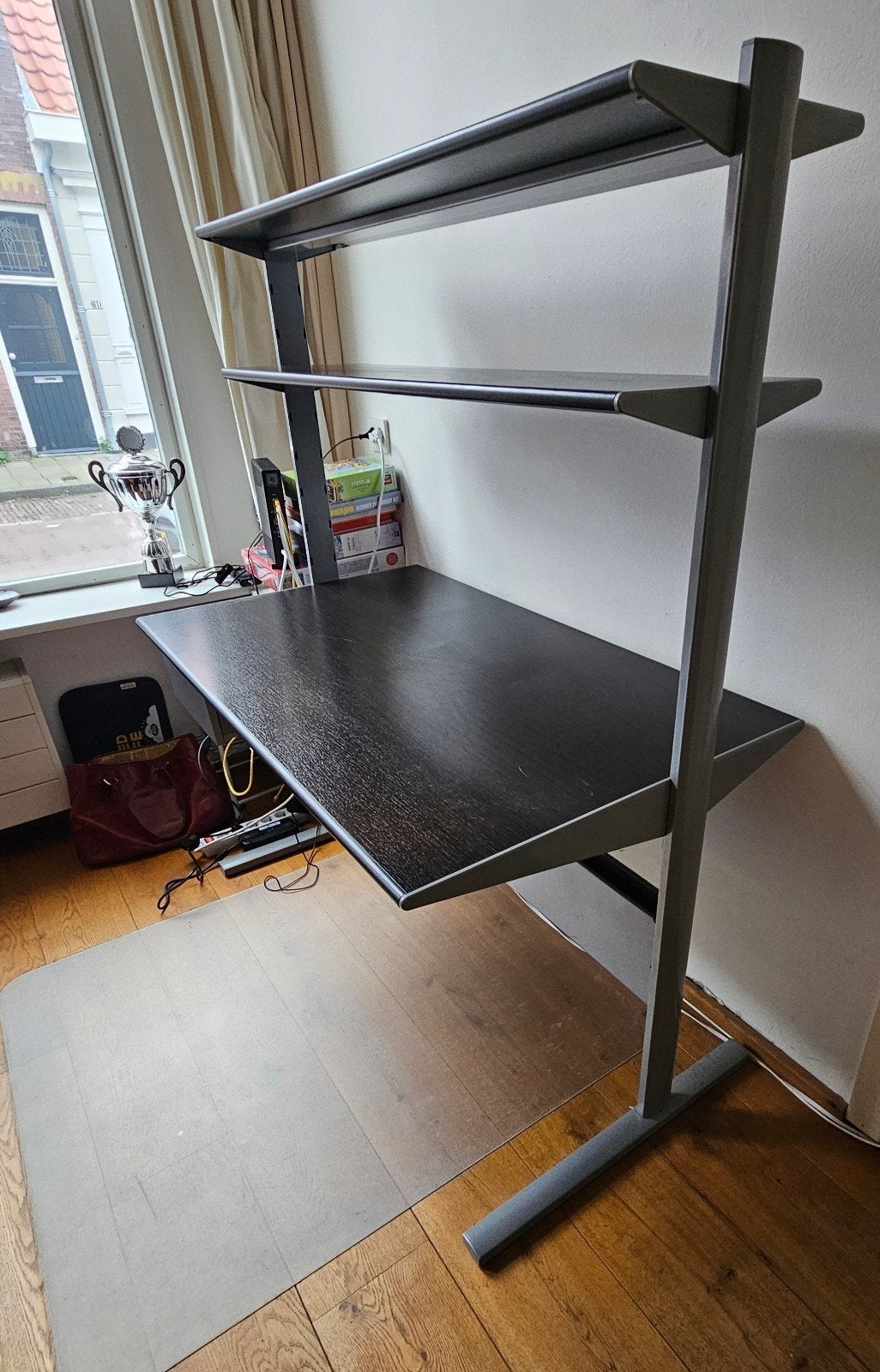 bureau met opbouw; bruin/zwart met metalen staanders., Ophalen, Gebruikt, Kabelgoot, Metaal