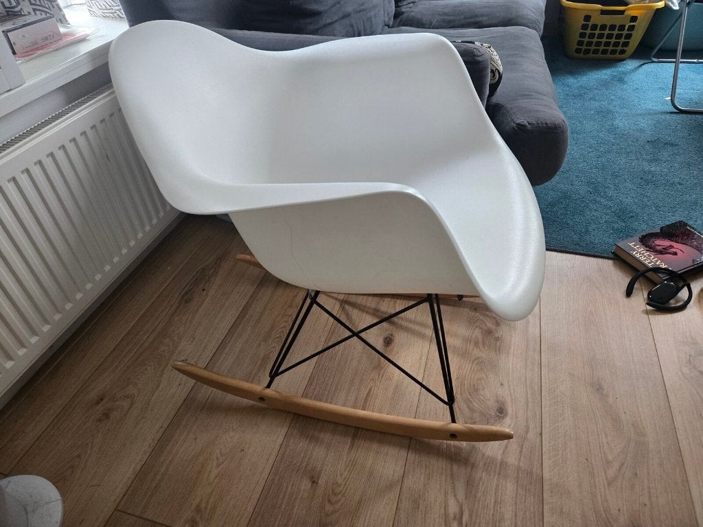 Witte schommelstoel / White rocking chair, Ophalen, Zo goed als nieuw, Kunststof