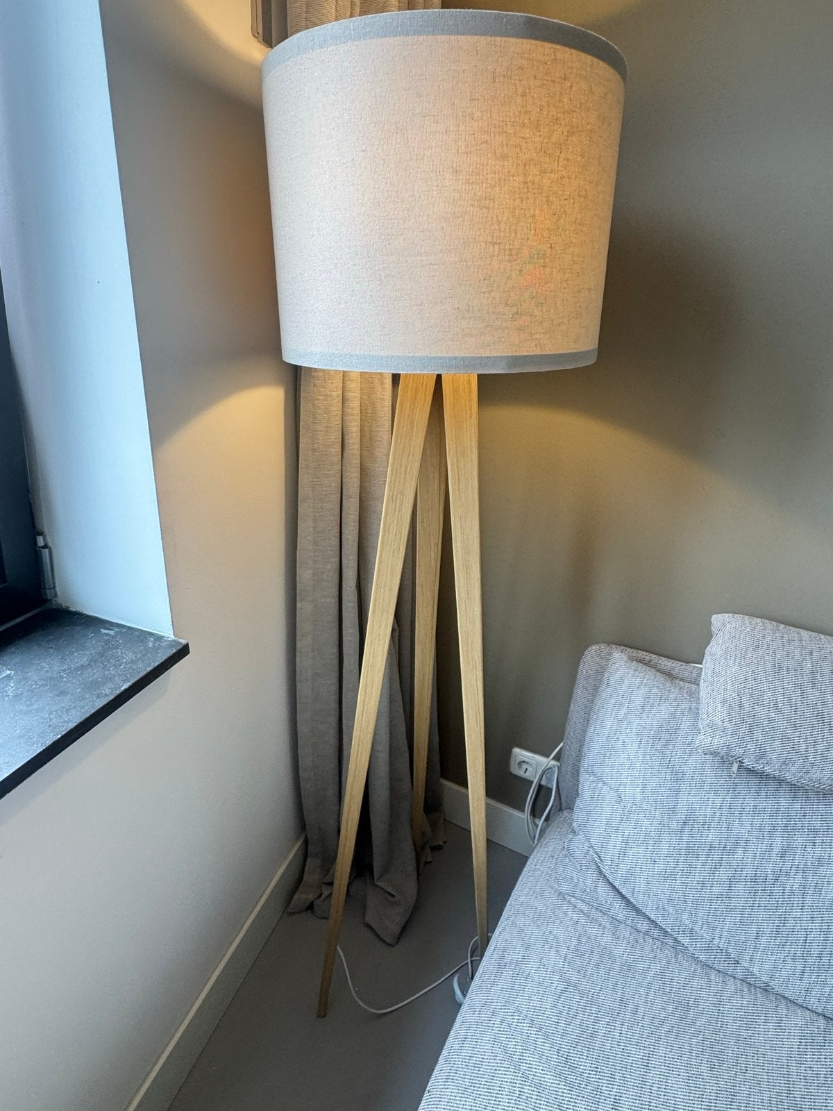 Moderne vloerlamp met stoffen kap en houten driepoot, Zo goed als nieuw, 150 tot 200 cm, Hout, E27 (groot)