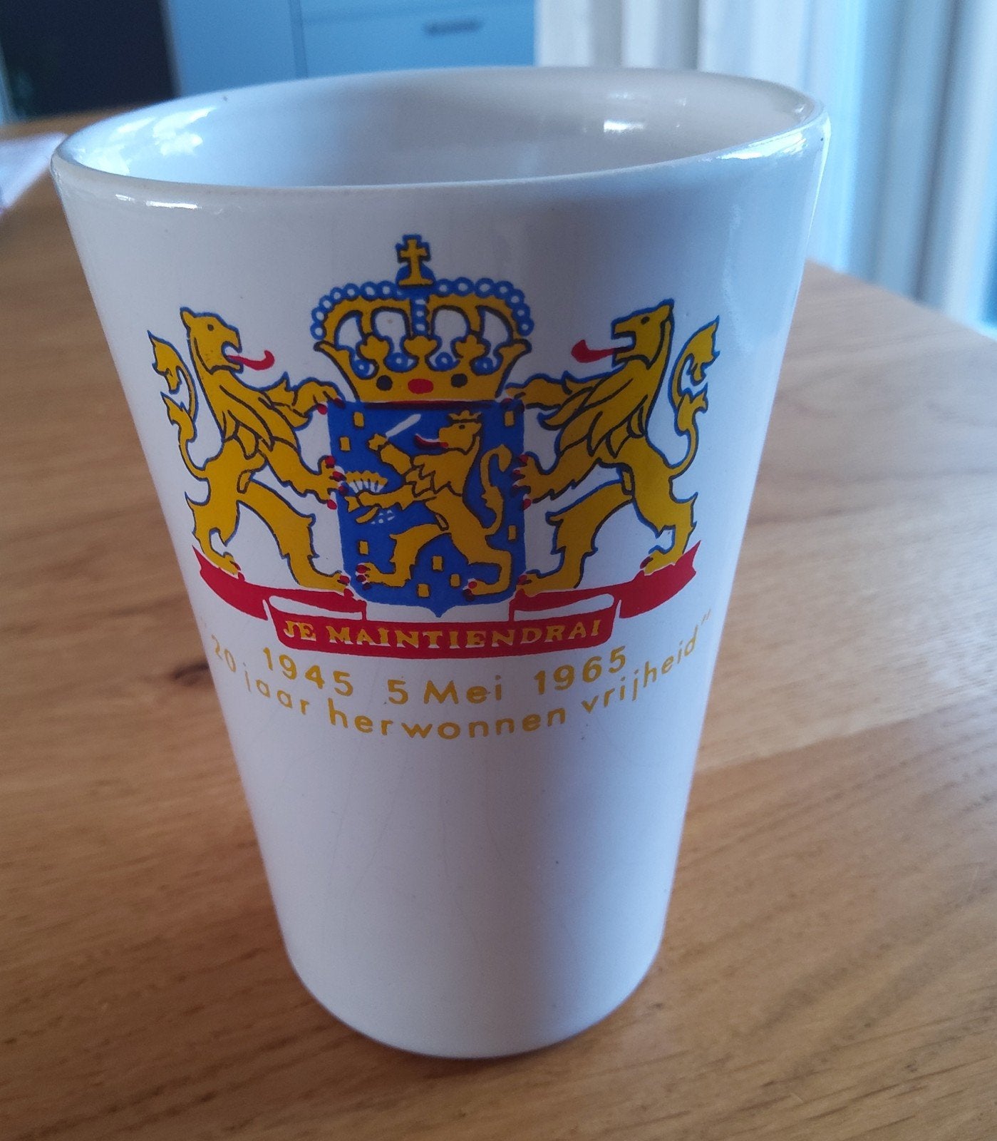 Beker " 20 jaar herwonnen vrijheid"., Antiek en Kunst, Antiek | Keramiek en Aardewerk, Ophalen of Verzenden