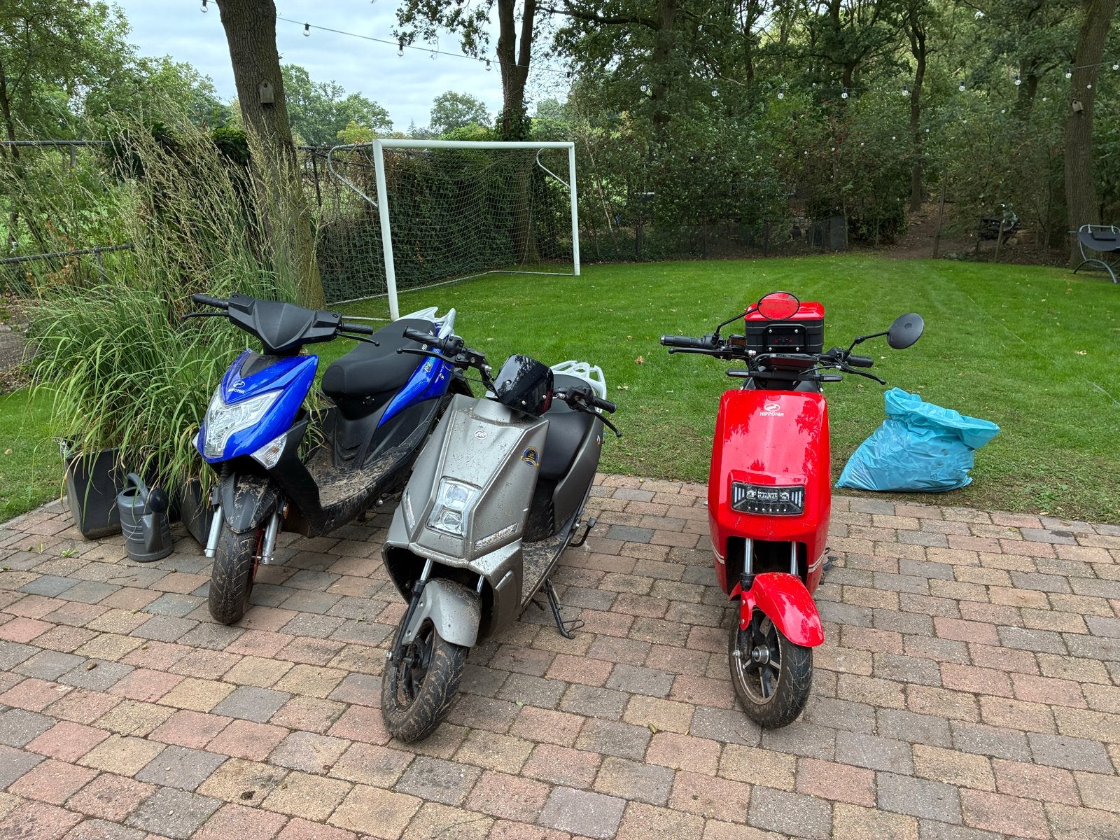 Drie scooters: blauw, zilver en rood - diverse modellen, Fietsen en Brommers, Ophalen of Verzenden, Gebruikt, Benzine