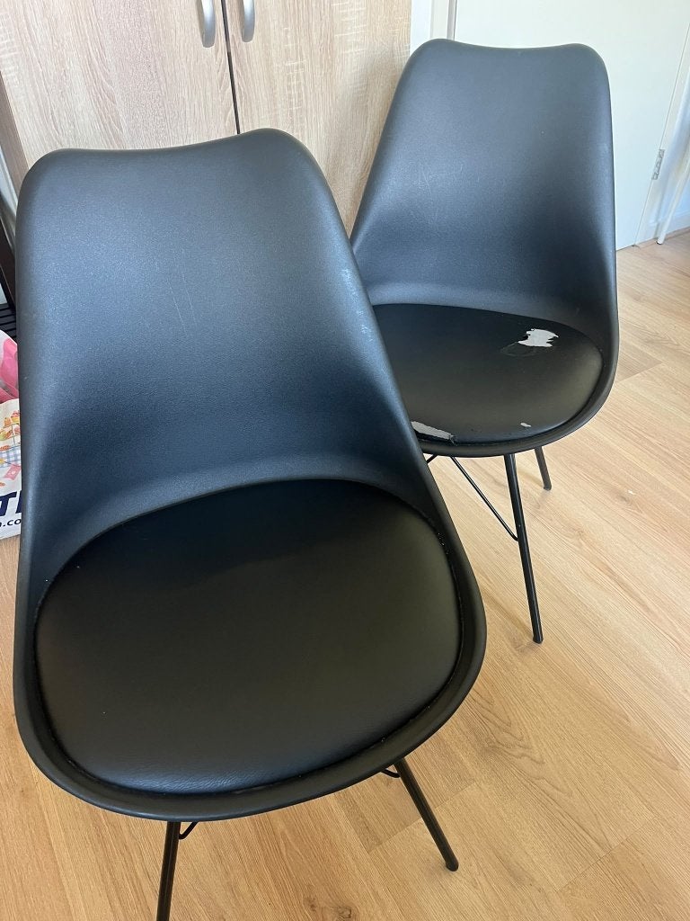 GRATIS 2 zwarte eetkamer stoelen