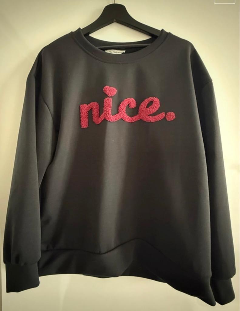 Travelstof sweater met teddy letters - Nieuw, Verzenden, Nieuw, Maat 42/44 (L), Zwart