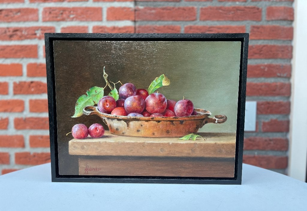 Schilderij pruimen in een pan op paneel. Hans Habraken, Paneel, Realistisch, Stilleven, Ophalen of Verzenden