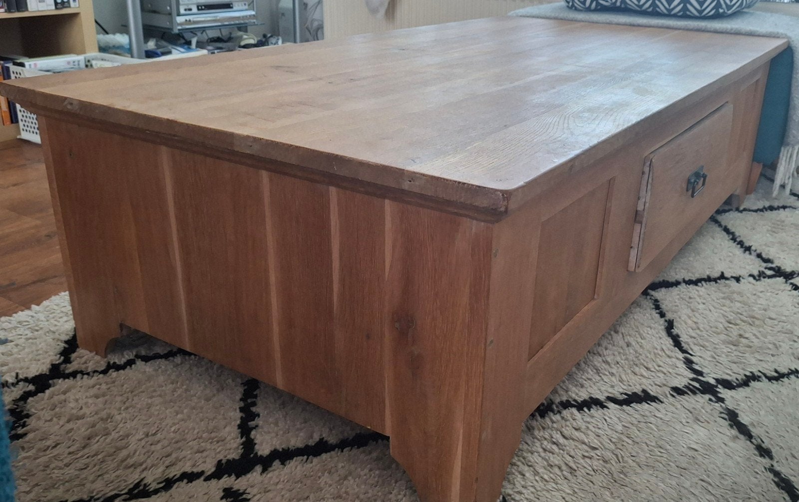 Tuin : Robuuste eikenhouten salontafel met lade, Ophalen, Gebruikt, Eikenhout, 50 tot 100 cm