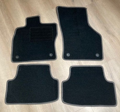 Mattenset voor een Volkswagen Golf 8 Hatchback, Auto-onderdelen, Info@schoenek.de, Volkswagen, Nieuw, Ophalen of Verzenden