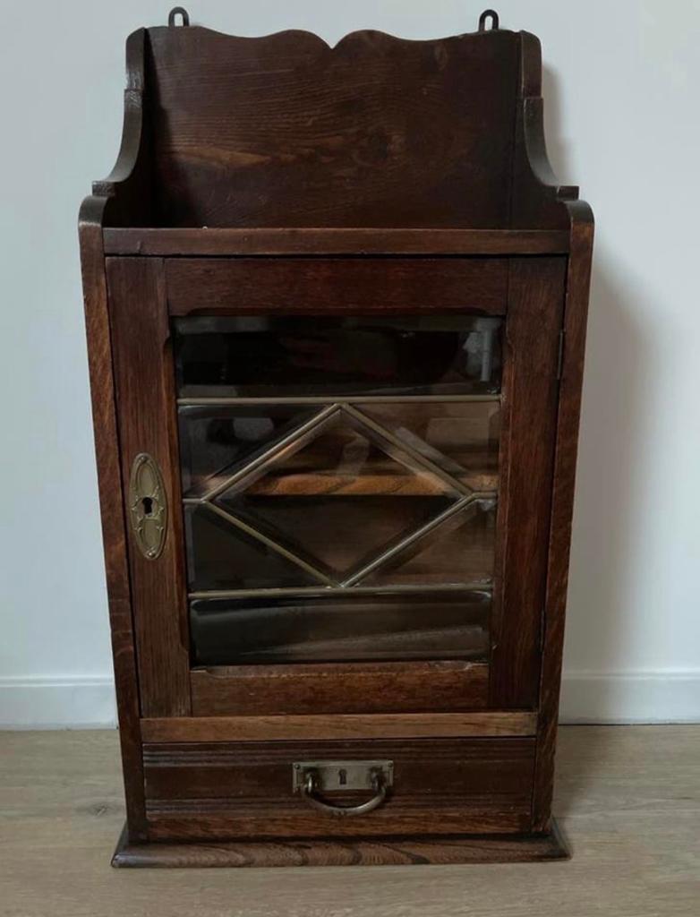 Antieke houten wandkastje met lade en glazen deur, Ophalen