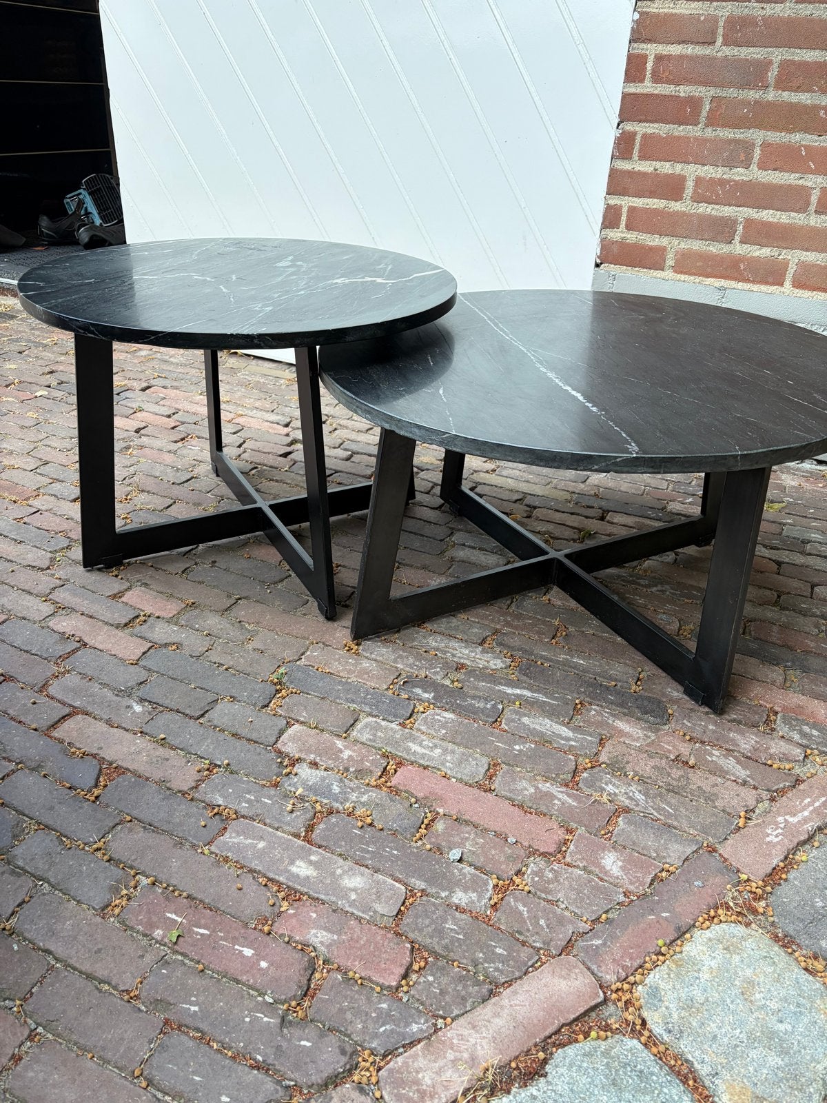 Set van 2 marmeren bijzettafels, zwart  en 1 banktafel, 50 – 75, Marmer blad, Rond, Zo goed als nieuw