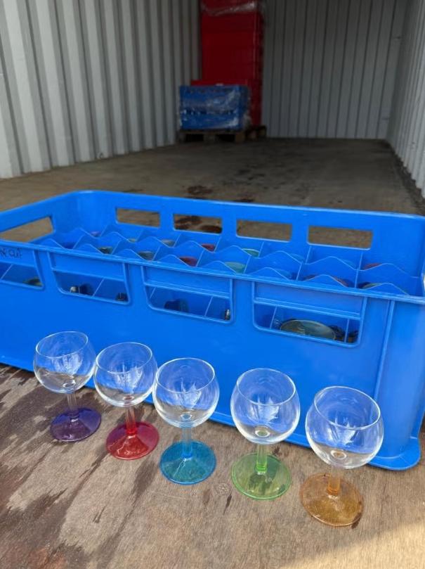 24x Wijnglas met gekleurde voet, Antiek en Kunst, Antiek | Glas en Kristal, Ophalen