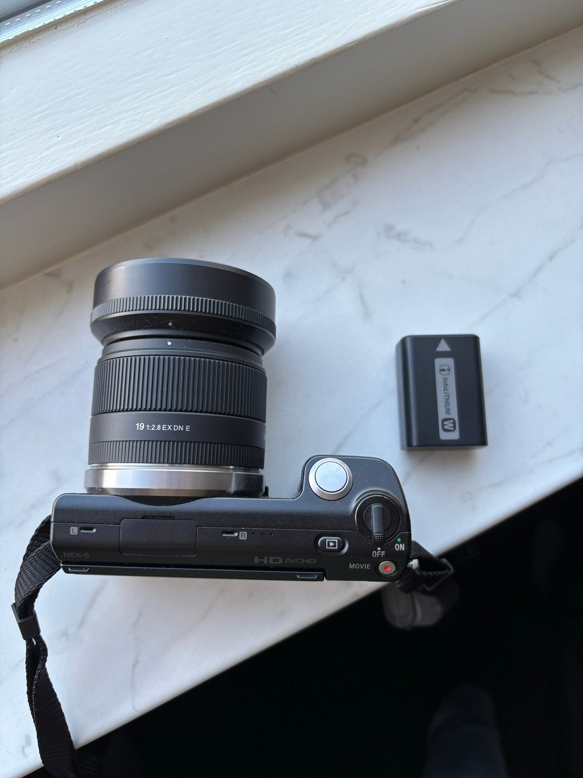 Sony NEX-5 Systeemcamera met Sigma 19mm lens 3000 clicks, Ingebouwde flitser, Gebruikt, Ophalen of Verzenden, Screenprotector