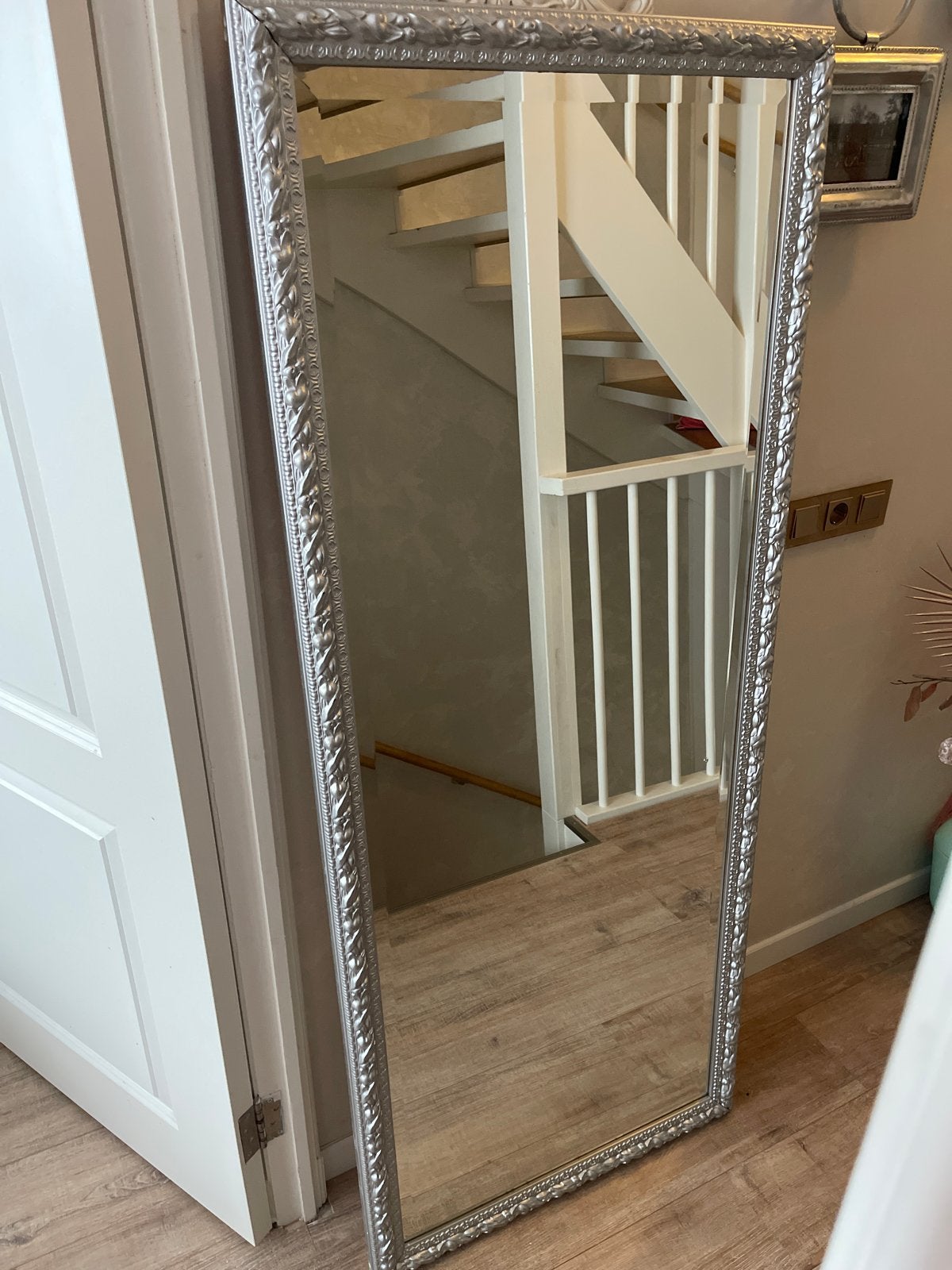 Grote zilverkleurige spiegel met sierlijke lijst, Huis en Inrichting, Woonaccessoires | Spiegels, Ophalen, Gebruikt, 150 tot 200 cm
