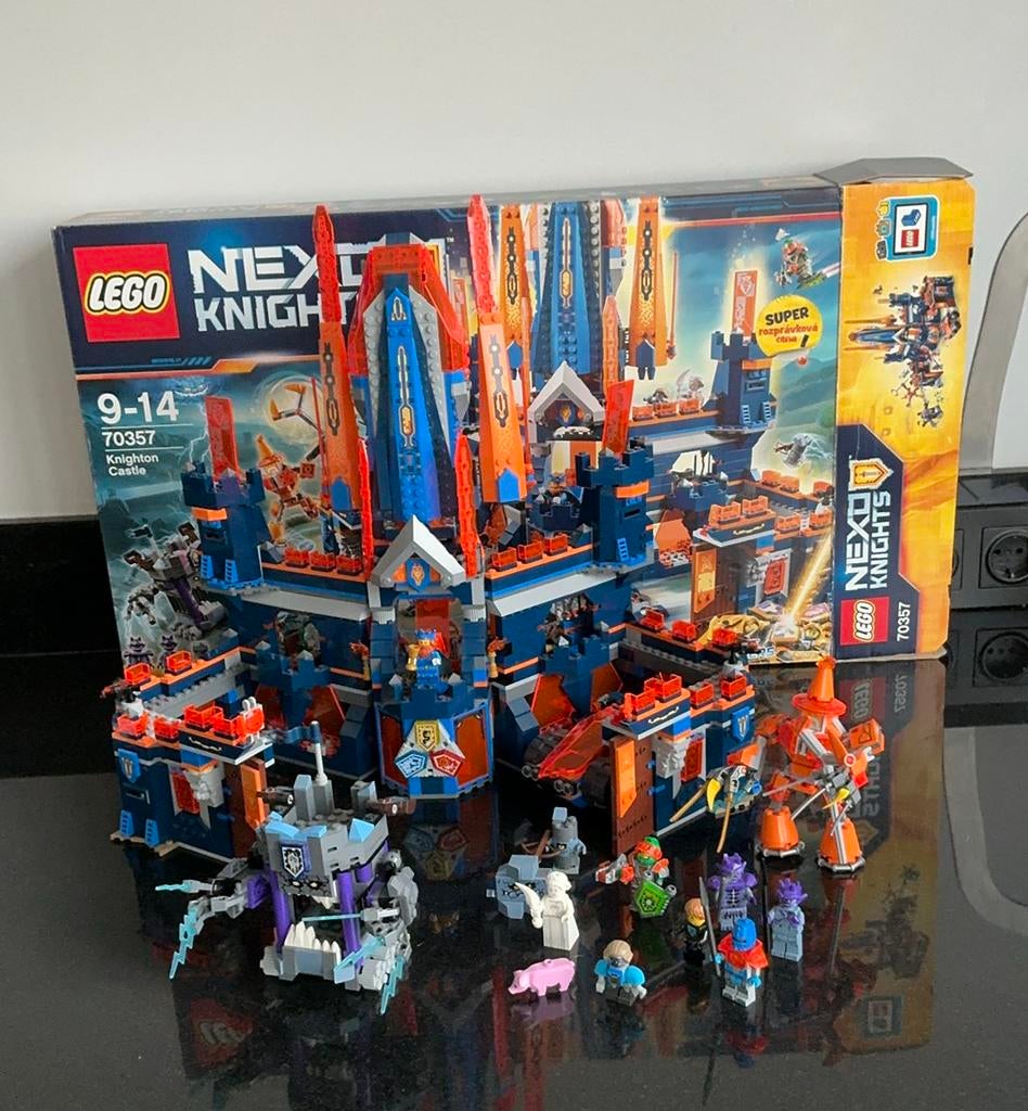 LEGO NEXO KNIGHTS Knighton Kasteel - 70357. Met doos en boek, Ophalen of Verzenden, Zo goed als nieuw