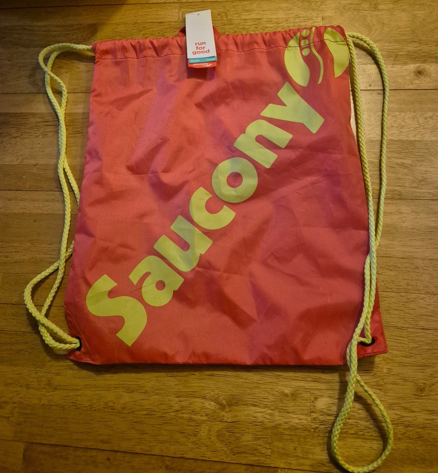 Saucony string bag in de kleur koraal met opvallende gele lo, Ophalen of Verzenden