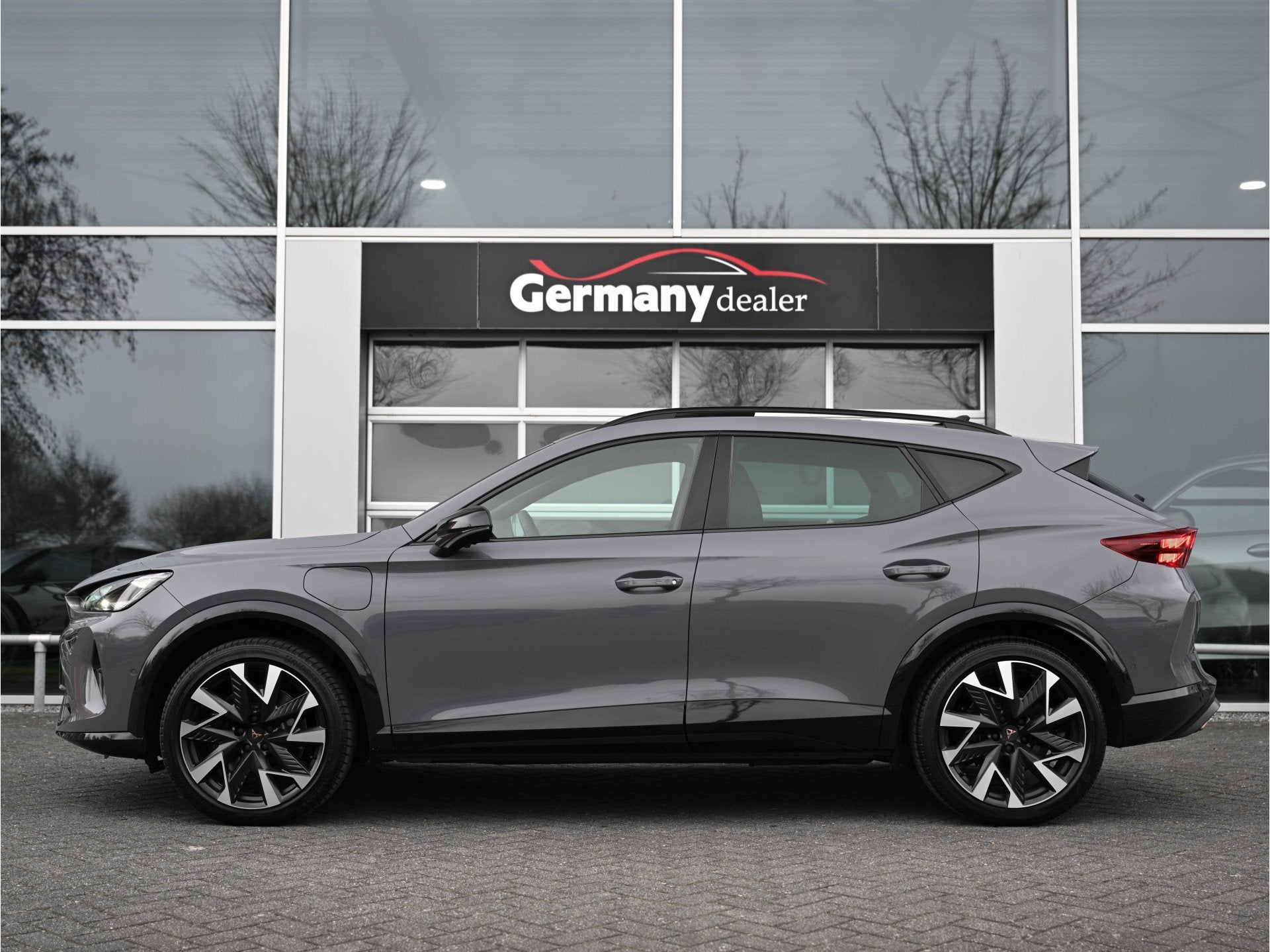 CUPRA Formentor 1.5TSI e-Hybrid VZ 272pk Performance Pano Le, Auto's, Dealer onderhouden, Zwart, 4 cilinders, Automatische klimaatregeling
