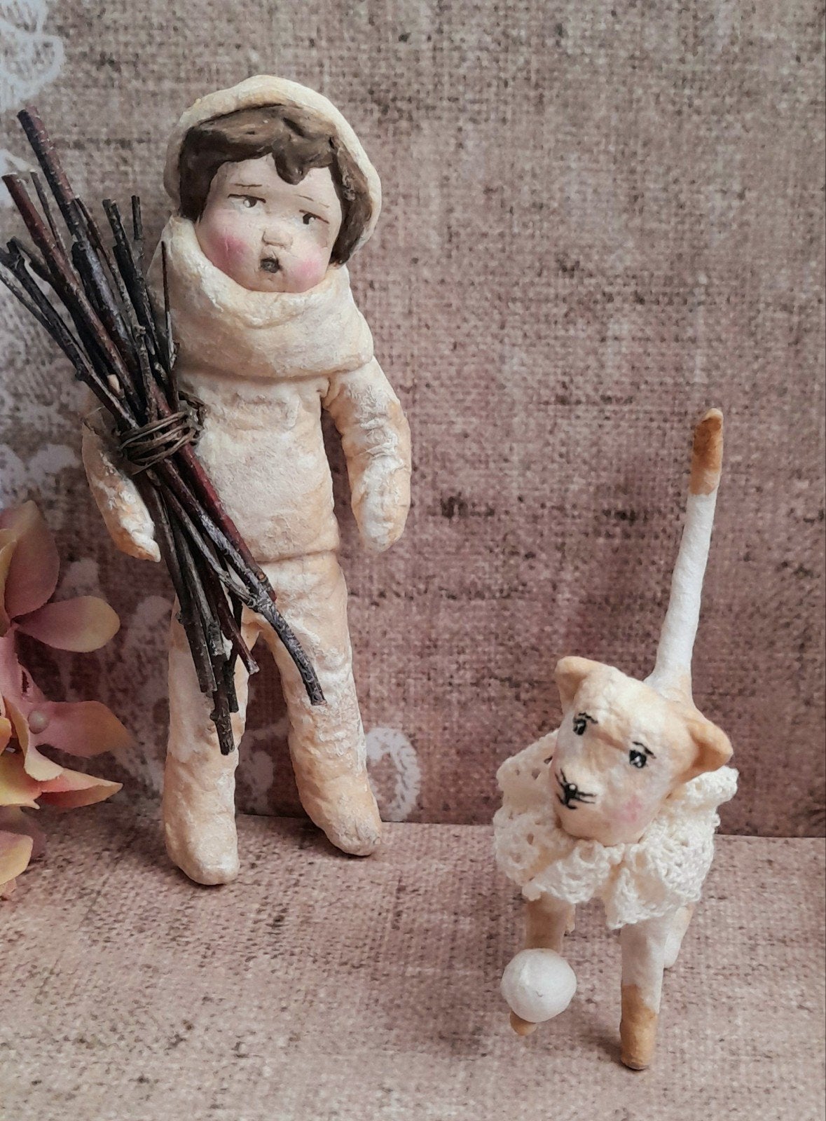Prachtig brocante wattenpopje Jongentje met bosje takken, Ophalen of Verzenden