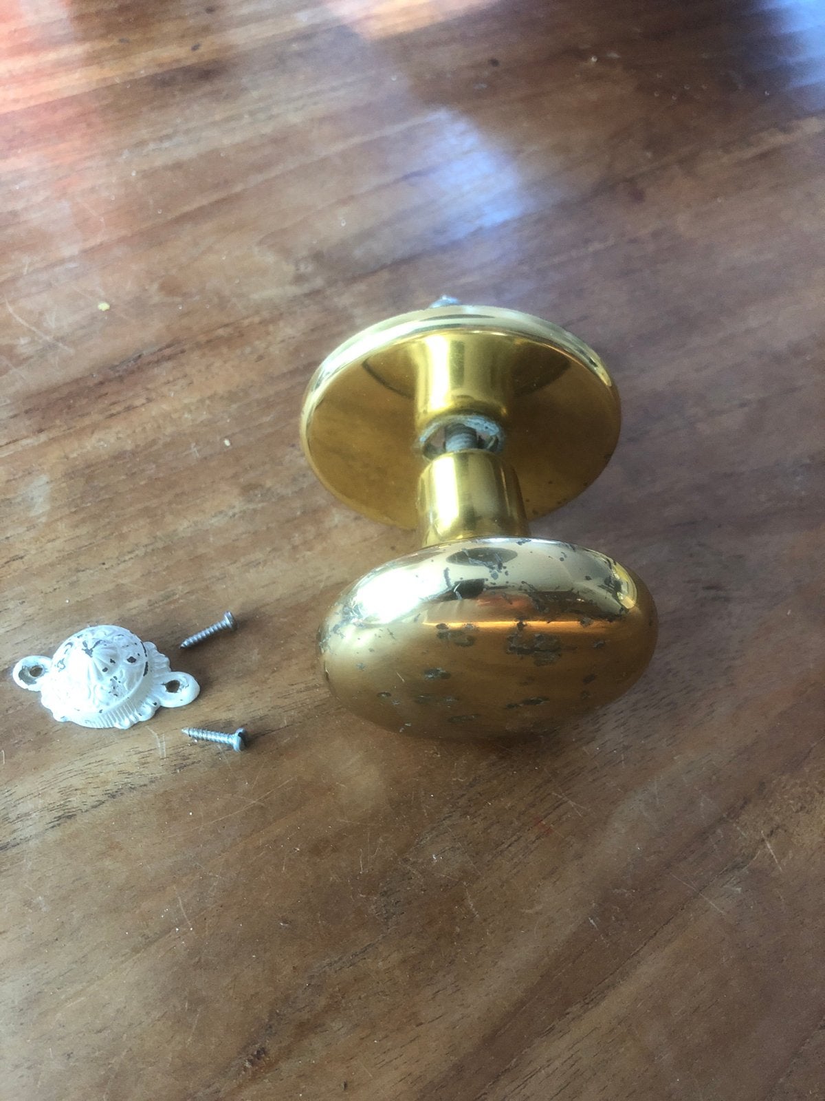 Gelakt messing deurknop met wit rozetje, Ophalen of Verzenden, Gebruikt, Koper of Messing, Klink of Kruk