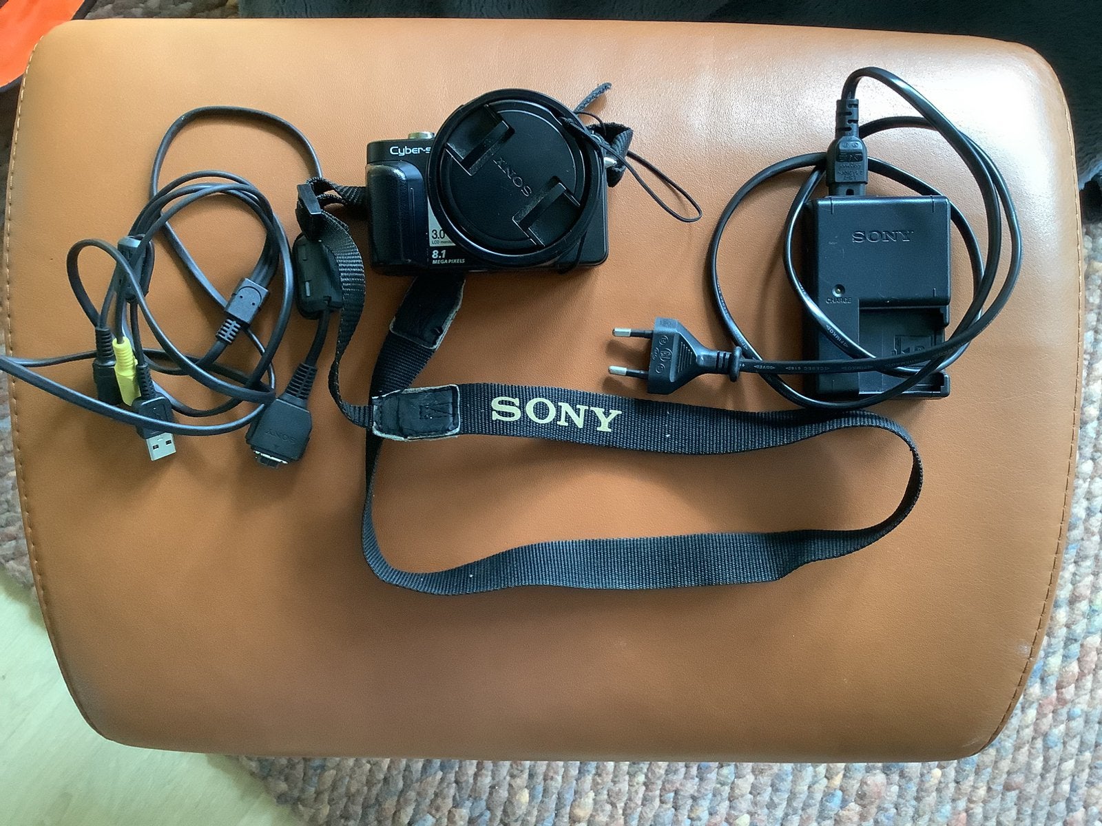 Sony Cibershot DSC-H10 camera met tas en extra zonnekap, Ingebouwde flitser, Geheugenkaart, 4 megapixels, Ophalen of Verzenden